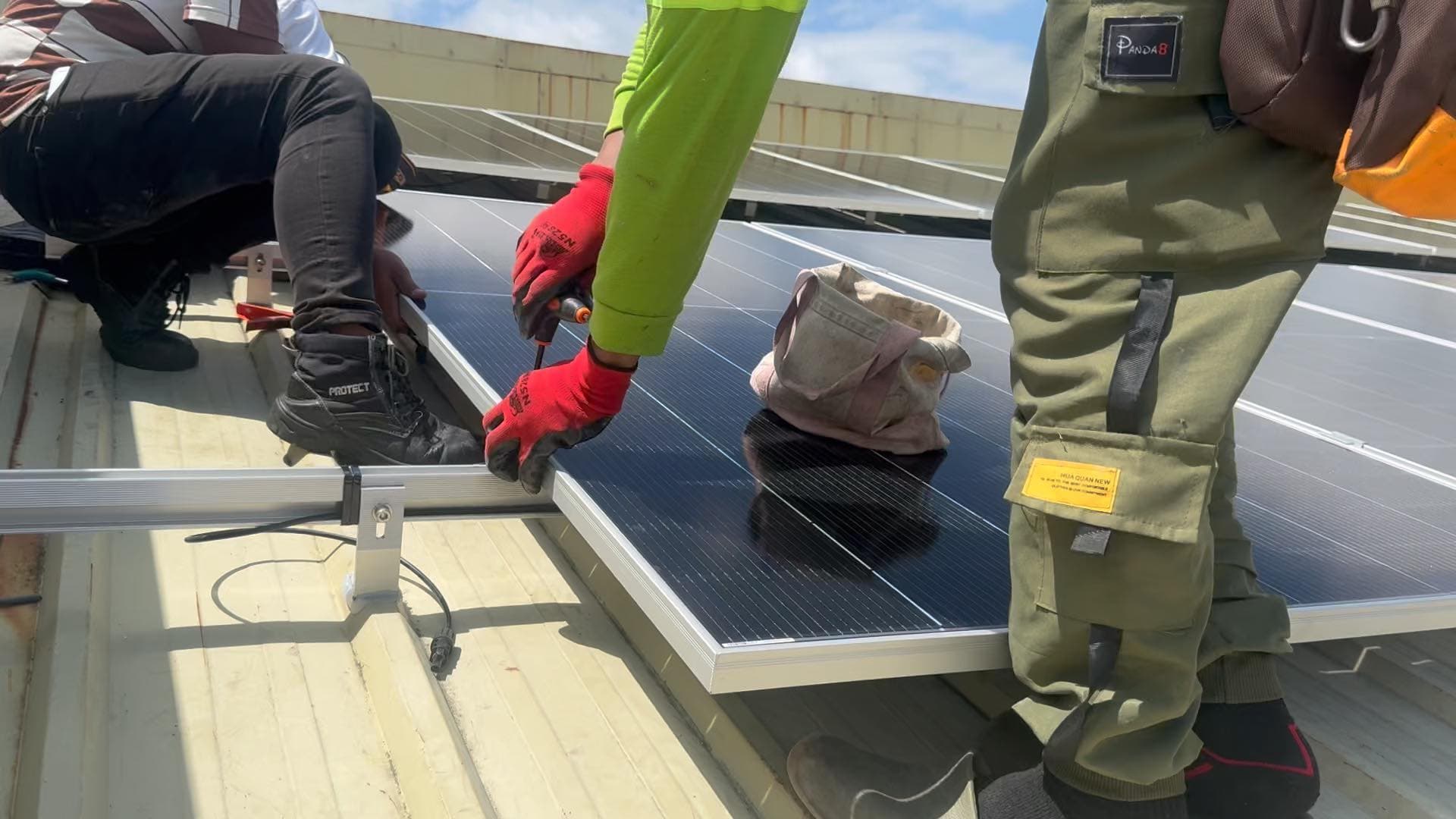 FEDGES installation crew mounting solar panels on a rooftop